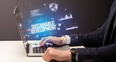 Dizüstü bilgisayar ve iş konsepti üzerinde çalışan iş adamı