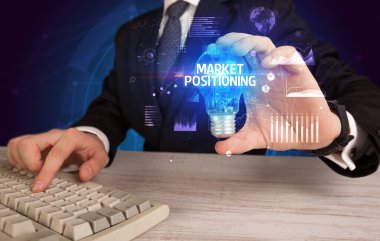 Elinde ampul tutan bir iş adamı, yeni iş konsepti