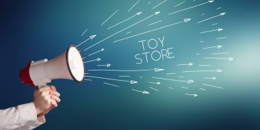 Genç kız megafona bağırıyor.