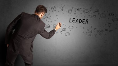 İş adamı yaratıcı bir fikir çiziyor.