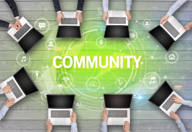 Bir grup insan toplantı yapıyor.