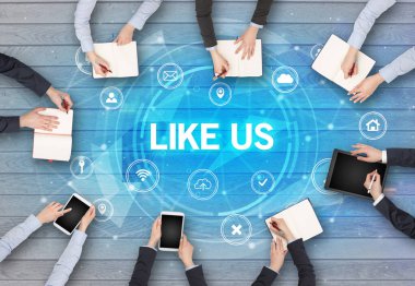 Bir grup insan toplantı yapıyor.