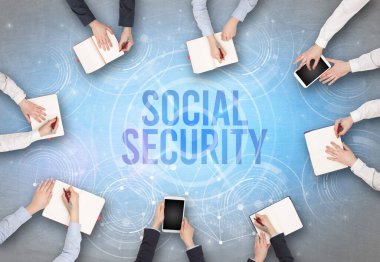 Bir dizüstü bilgisayarın önünde bir grup insan, güvenlik kavramı