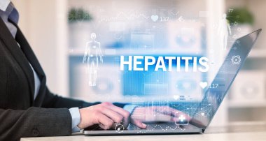 Doktor sağlık kontrolü yapıyor.