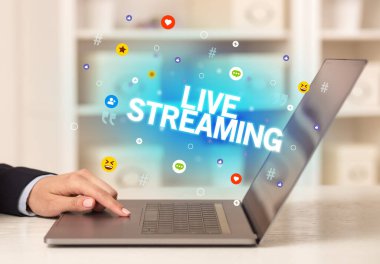 Dizüstü bilgisayar kullanan serbest çalışan bir kadın.