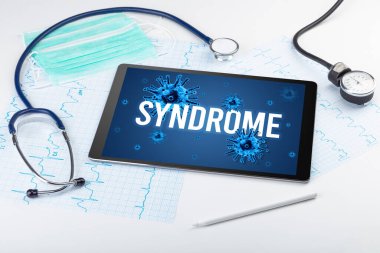 Beyaz yüzeyde tablet pc ve doktor araçları