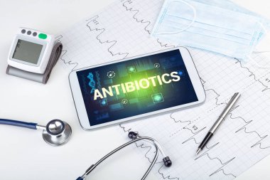 Tablet bilgisayar ve tıbbi malzemeler.