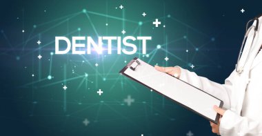 Doktor tıbbi kayıtları dolduruyor.