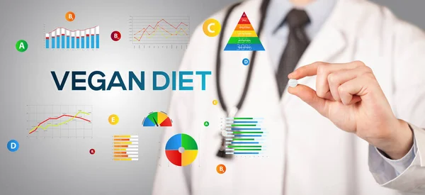 Nutricionista dando-lhe uma pílula — Fotografia de Stock