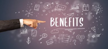 İşletme yazıtlarına işaret eden kırpılmış elin yakın çekimi