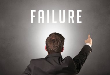 Üzerinde yazı olan bir iş adamının arka görünüşü