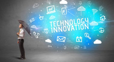 Şemsiyeyle savunma yapan iş adamı, modern teknoloji konsepti