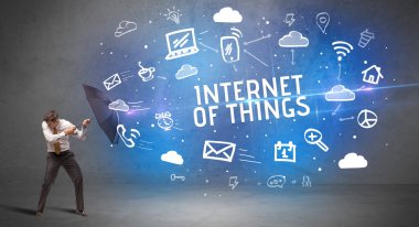 Şemsiyeyle savunma yapan iş adamı, modern teknoloji konsepti