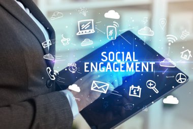 Sosyal Ağ Kullanan Bir Kişinin Yakın Çekimi