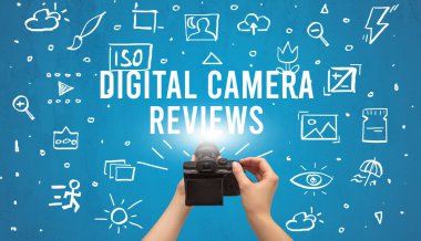 Dijital kamerayla fotoğraf çeken el.