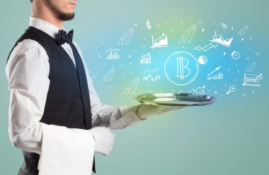 Smokinli yakışıklı garson para ikonlarını tepside tutuyor.