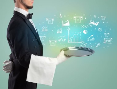 Smokinli yakışıklı garson para ikonlarını tepside tutuyor.