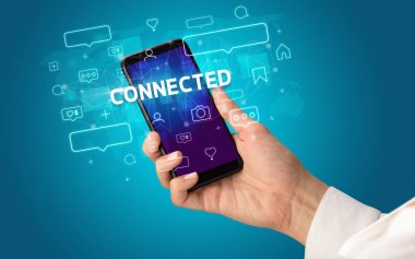 Sosyal medya kavramına sahip akıllı telefon kullanımı