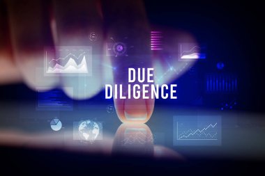 İş grafikleri ve simgeler konseptiyle tablete dokunmak