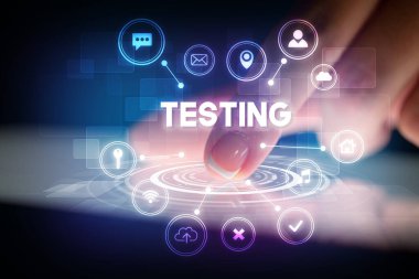 Web teknolojisi simgeleriyle tablete dokunmak