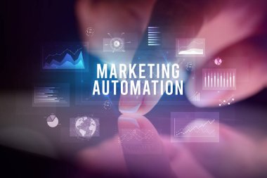 İş grafikleri ve simgeler konseptiyle tablete dokunmak