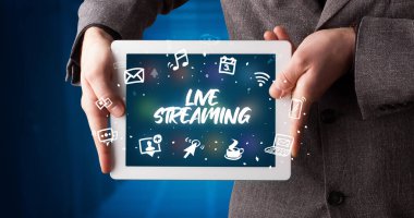 Tablet tutan kişi, sosyal ağ kavramı