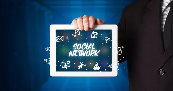 Persona che tiene tablet, concetto di social network — Foto Stock