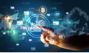 İş adamı multimedya dokunmatik ekranında para birimi simgesini elle itiyor