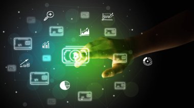 İş adamı parmağı ekranda elle çizilmiş para birimi simgeleriyle çokluortam arayüzüne dokunuyor