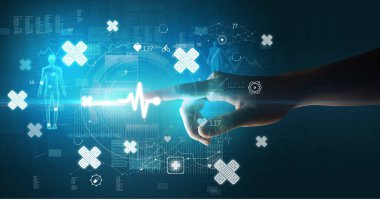 Doktor el, ekranda tıbbi sembollü fütüristik sağlık aygıtı kullanıyor.