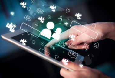 Tablet, sosyal medya kavramı kullanan bir elin yakın plan çekimi