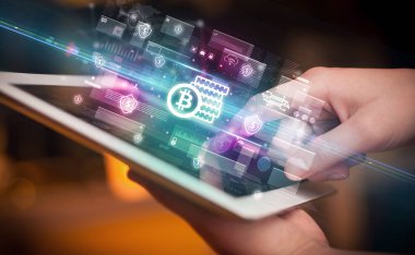 Tablet, para birimi kavramı kullanan bir elin yakın plan görüntüsü