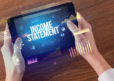 İşletme yazıtlı tableti tutan ellerin yakın çekimi