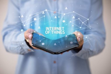 Katlanabilir akıllı telefonu olan bir iş adamı, yeni teknoloji konsepti