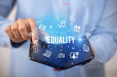 Katlanabilir akıllı telefonu olan bir iş adamı, sosyal medya kavramı