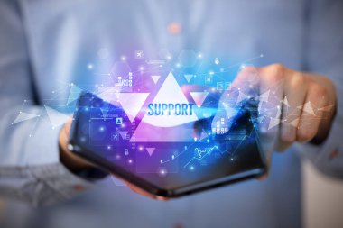 İş adamı katlanabilir bir akıllı telefon tutuyor, iş konsepti