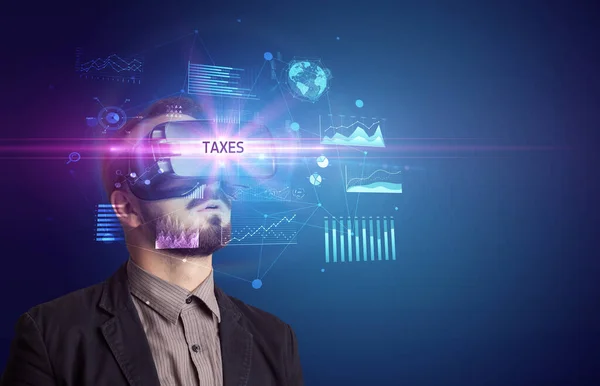 Geschäftsmann blickt durch Virtual-Reality-Brille — Stockfoto