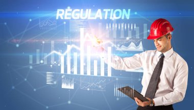 Sanal ekrana kask çizen genç iş adamı