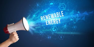 Megafonla bağıran genç kadın, teknoloji duyurusu konsepti.