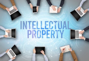 Bir dizüstü bilgisayarın önünde bir grup insan, güvenlik kavramı