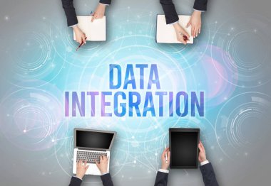 Bir dizüstü bilgisayarın önünde bir grup insan, güvenlik kavramı