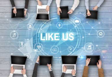 Bir grup insan toplantı yapıyor.