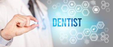 Sana ilaç veren bir doktorun yakın çekimi.