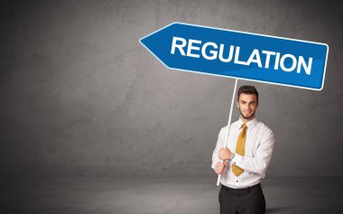 Gündelik trafik levhasındaki genç iş adamı.