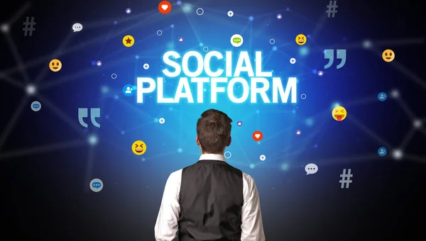 Achteraanzicht van een zakenman, social media concept — Stockfoto