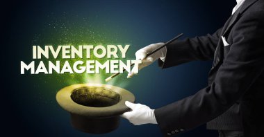 Sihirbaz sihir numarası yapıyor.