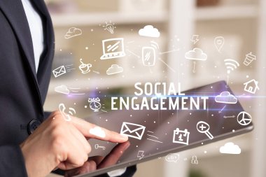 Sosyal Ağ Kullanan Bir Kişinin Yakın Çekimi