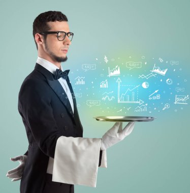 Smokinli yakışıklı garson para ikonlarını tepside tutuyor.