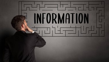 İş adamı labirent çiziyor