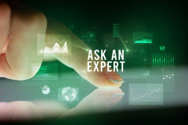 İş grafikleri ve simgeler konseptiyle tablete dokunmak